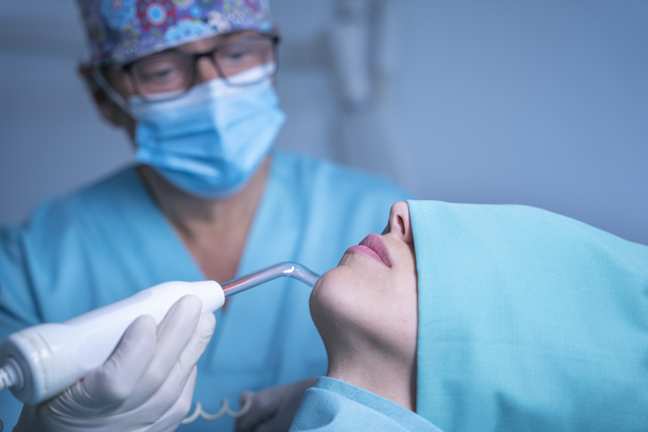 dentysta robi zabieg dentystyczny ozonem