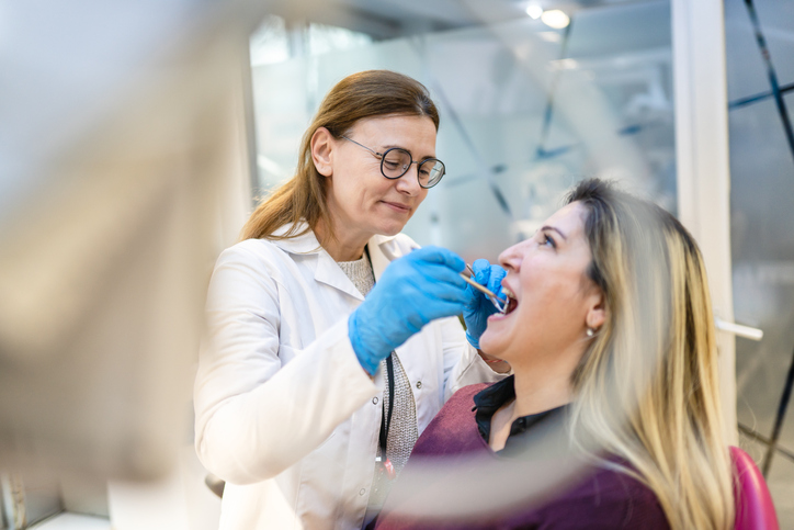 kobieta dentysta i pacjent