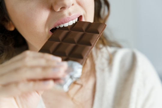 kobieta je czekoladę
