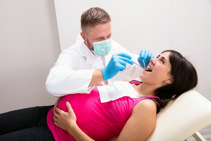 kobieta w ciąży u stomatologa