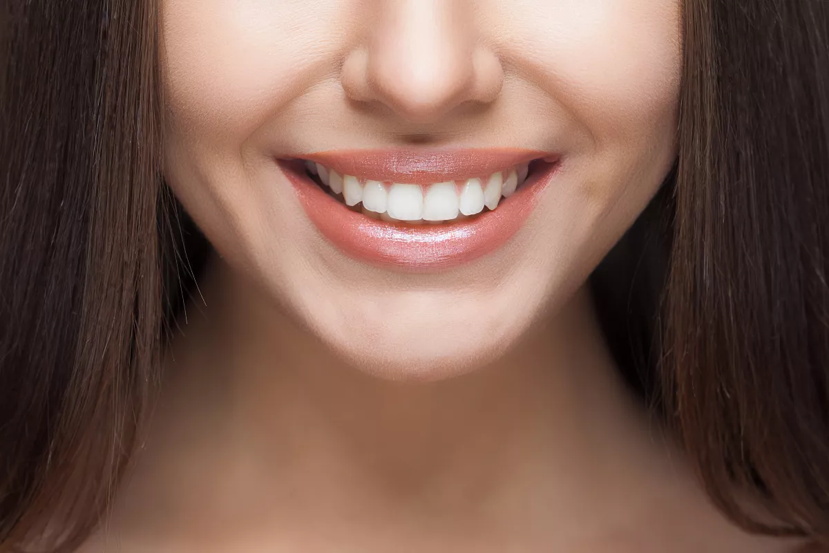 Białe zęby u dorosłej kobiety