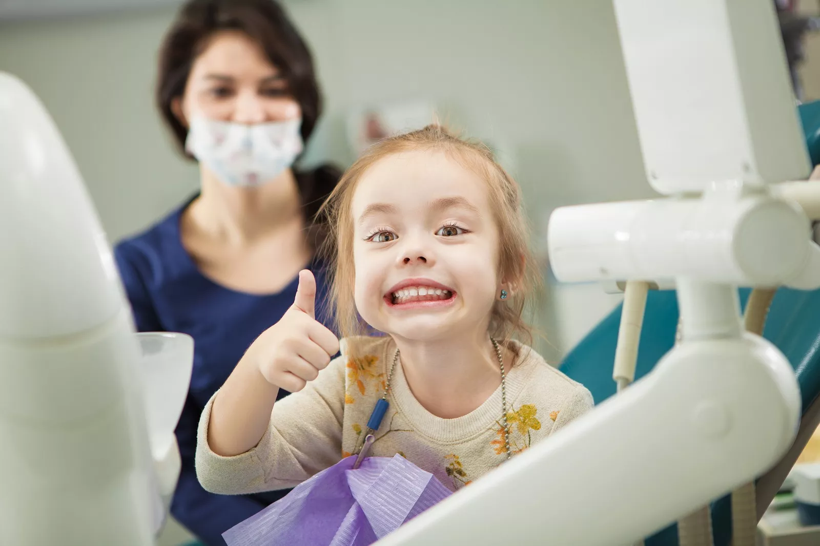 Wesołe dziecko u stomatologa