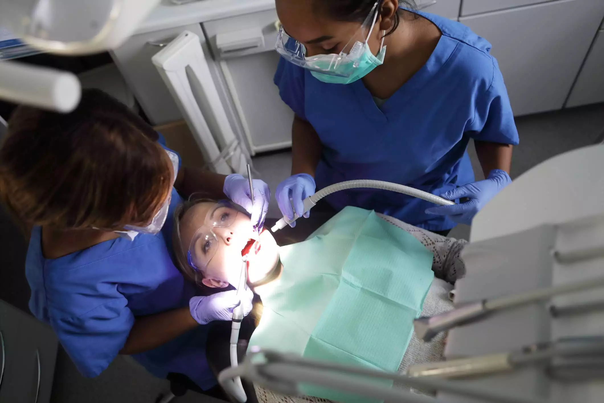 Stomatolog wypełniająca pacjentce zęba